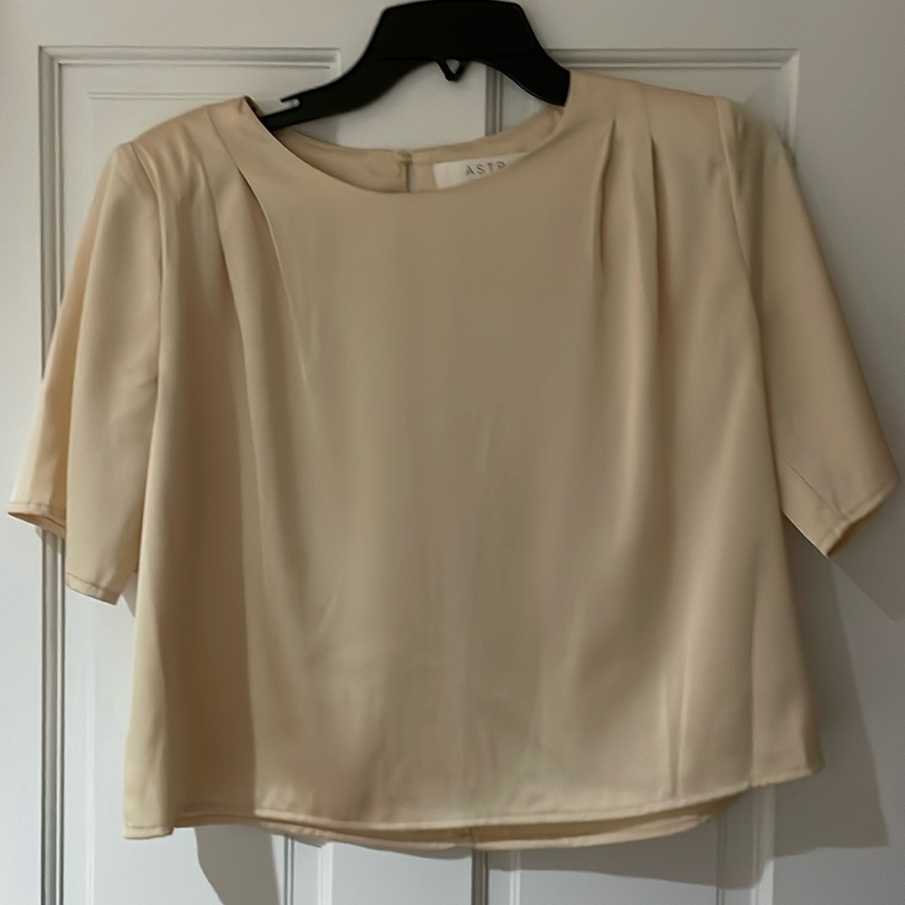 ASTR the label cream silky feel t shirt blouse cropped top in size small